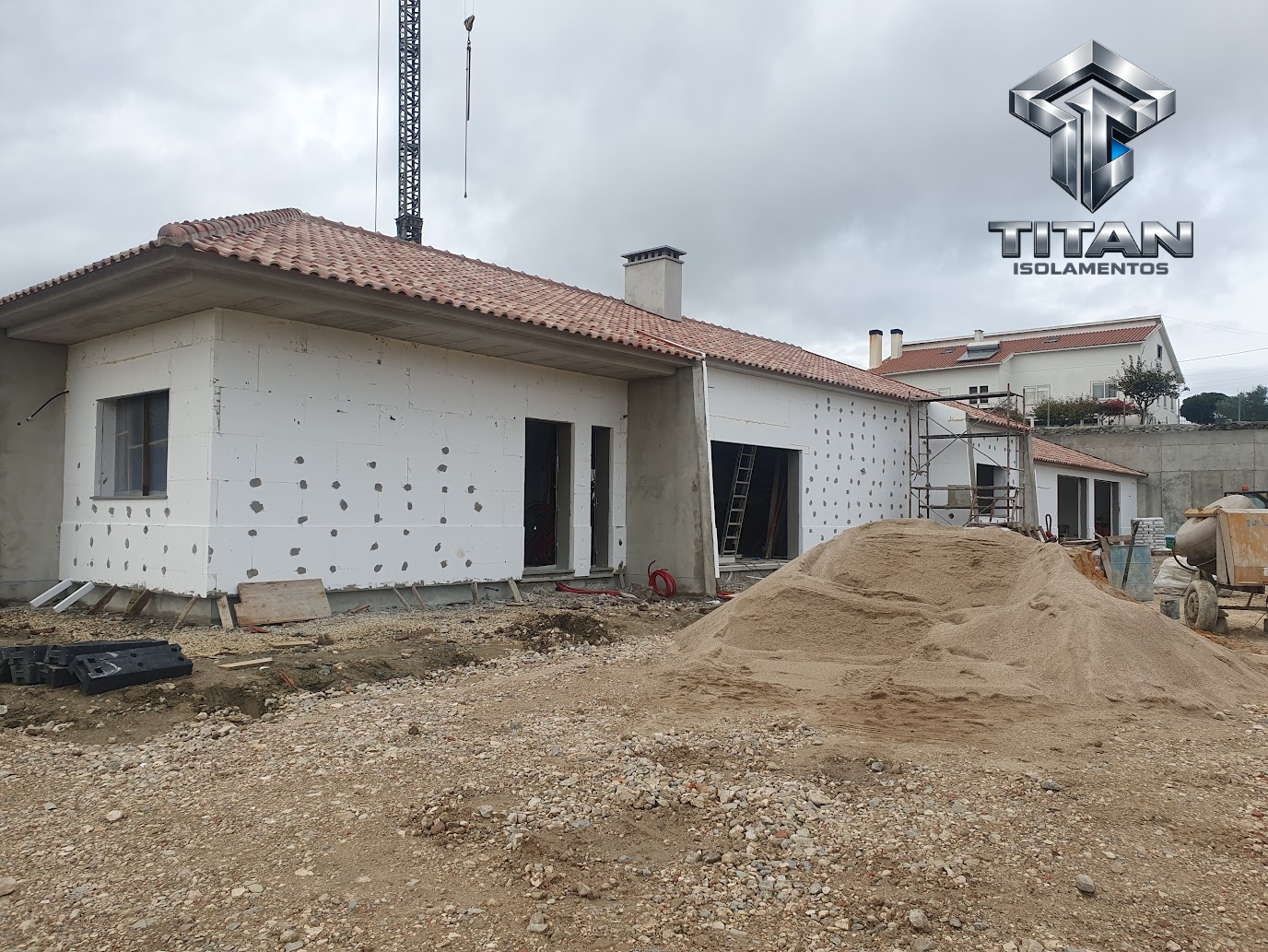 Moradia térrea com placas de EPS de capoto aplicadas e buchas de fixação
