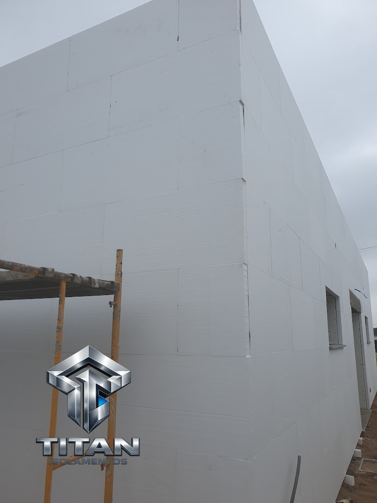 Parede com placas de EPS de isolamento térmico recém aplicadas e andaime