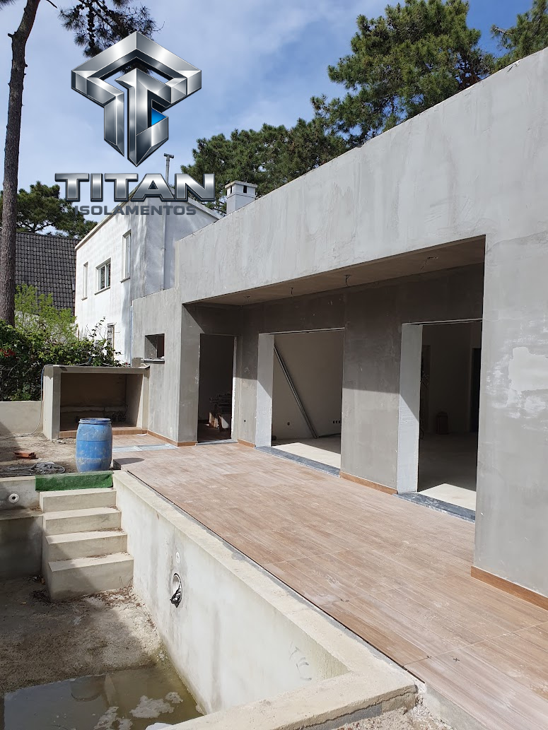 Moradia em fase de reboco base com terraço e piscina em construção
