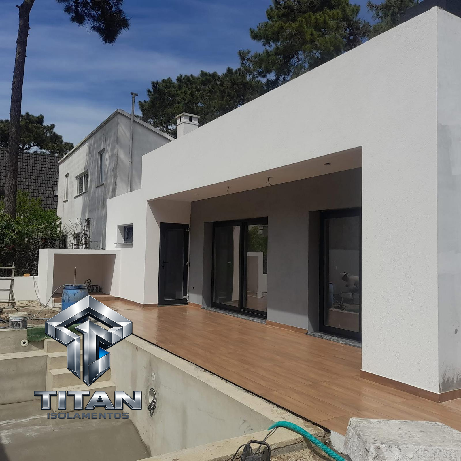 Moradia contemporânea com terraço e fachada isolada pela TITAN Isolamentos